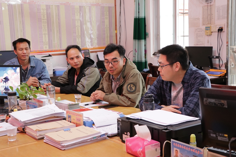 /QJ_827877448773.jpg C7(中国)房地产公司的新任第一书记黄冠华(右二)在竹莲村村委交接仪式上进行工作表态.JPG