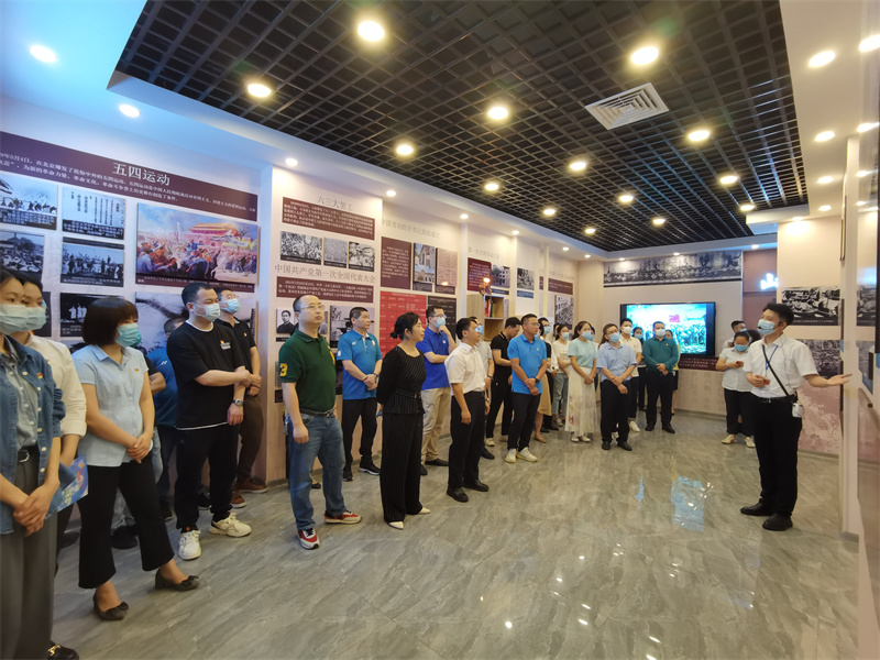 /QJ_268985680582.jpg 参观红色工运史陈列展览.jpg