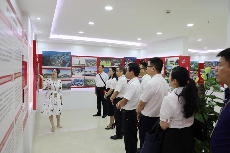 /QJ_734424816716.jpg 参观c7网站企业文化展示室.JPG