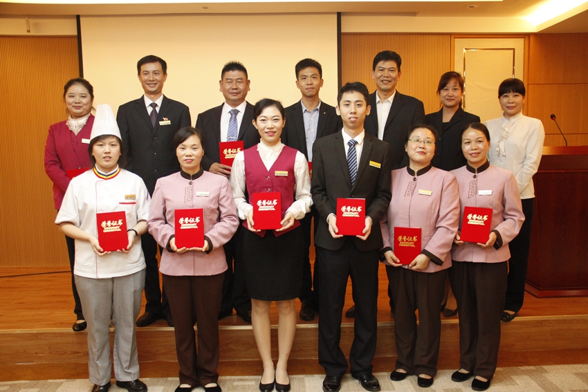 /QJ_030195178263.jpg 参加演讲人员与颁奖领导合影_副本.jpg