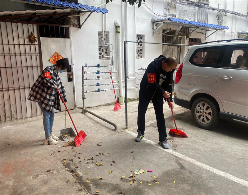 /QJ_670470287548.jpg 志愿者清扫公共区域垃圾(颜夏雯).jpg