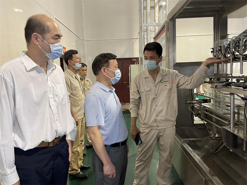 /QJ_191347969447.jpg 储备粮公司检查五象粮库油脂车间检查生产线运行情况(拍摄:杨佳).jpg