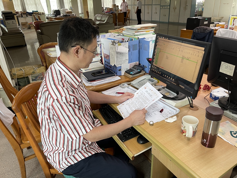 /QJ_997091821980.jpg 市新华书店公司党员阅读廉洁家书.jpg