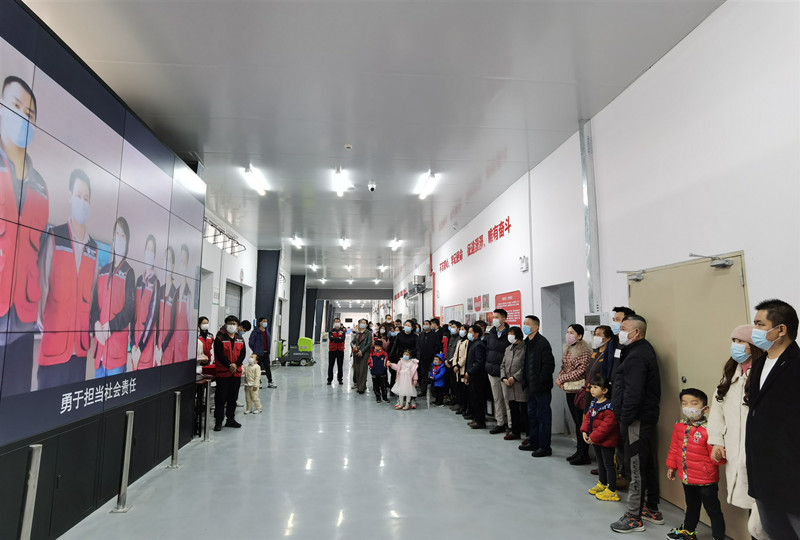 /QJ_212258633079.jpg 员工家属观看威耀宣传片.jpg