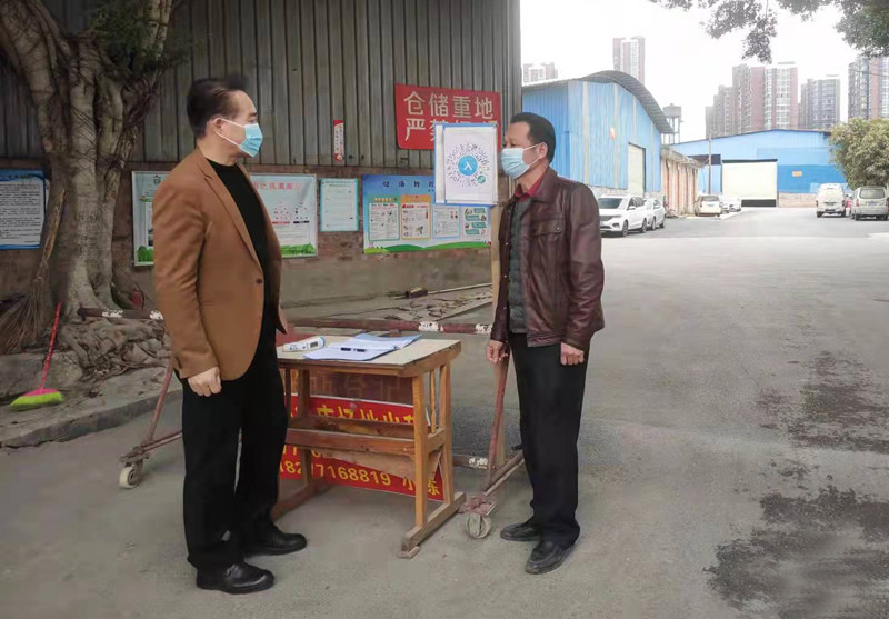 /QJ_212466174520.jpg 郑国庆检查友爱项目组储运仓库疫情防控情况(拍摄:韦雨波).jpg