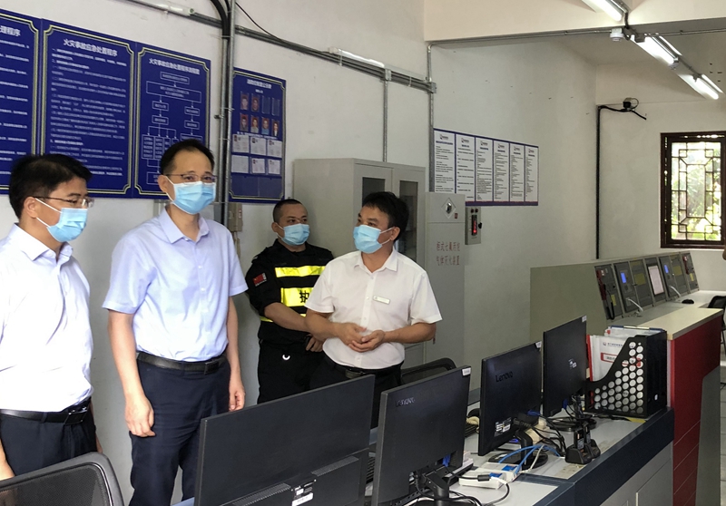 /QJ_115881763798.jpg 检查老南宁·三街两巷消防监控室.jpg