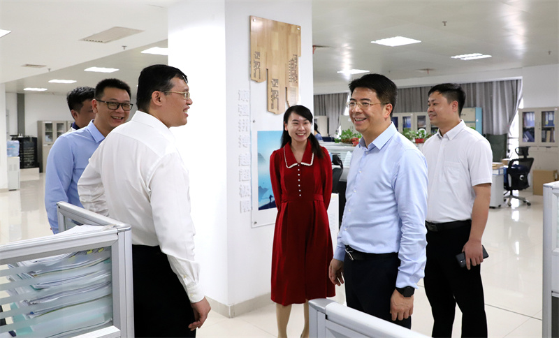 /QJ_207905158475.jpg 韦义勇与市场公司员工亲切交流(拍摄:柒红).jpg