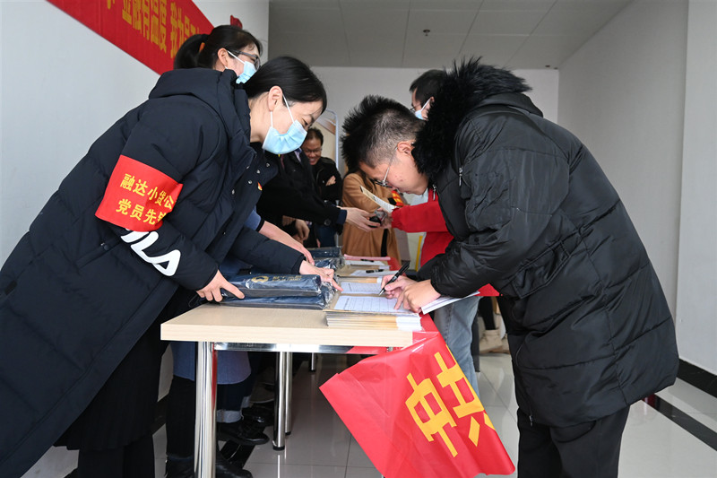 /QJ_178150161499.jpg 3.威金融红色志愿队为集团员工提供金融咨询服务.JPG