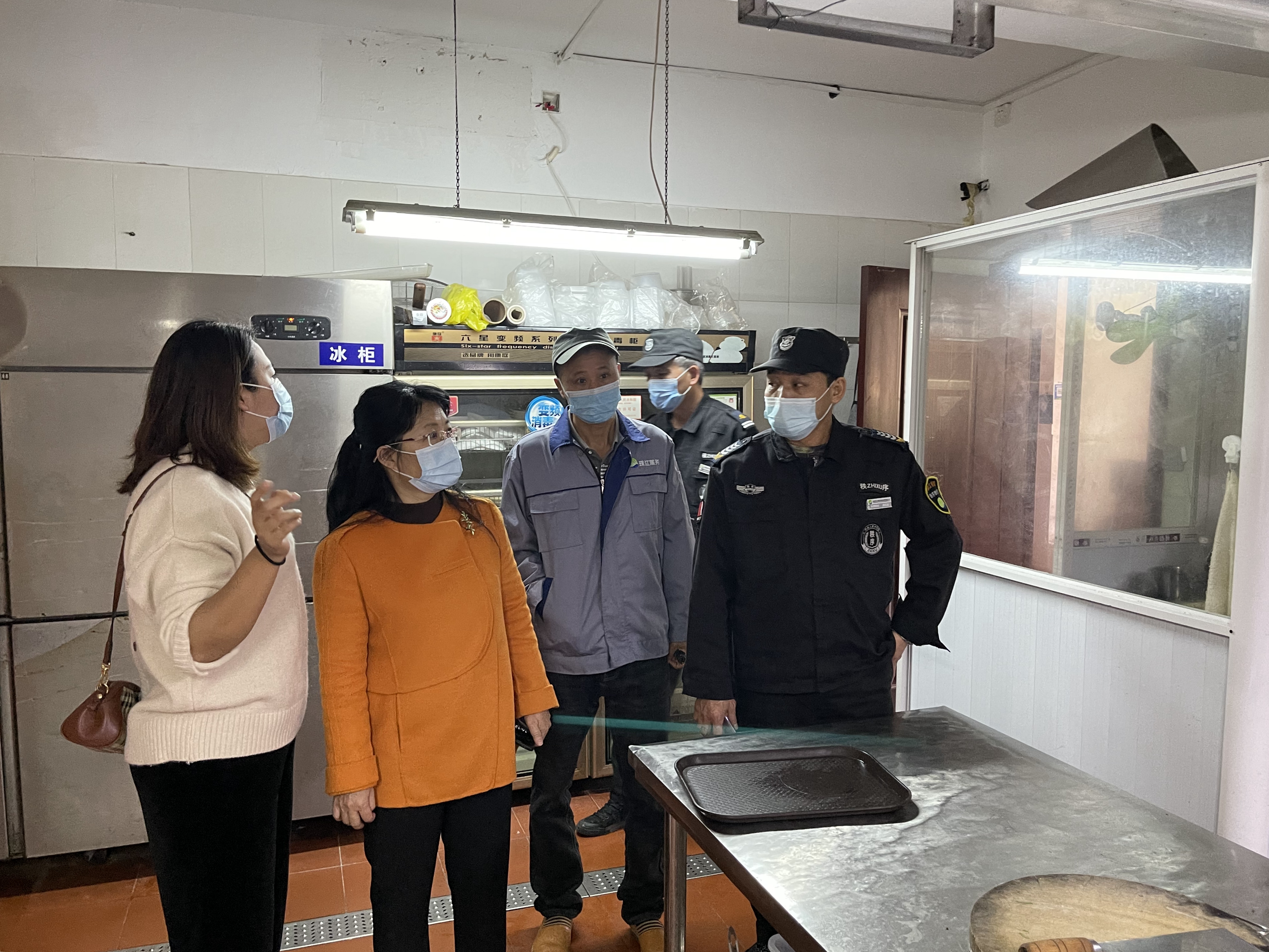 /QJ_091754274367.jpg 了解邕州老街租户经营情况(叶丽婷摄).jpg