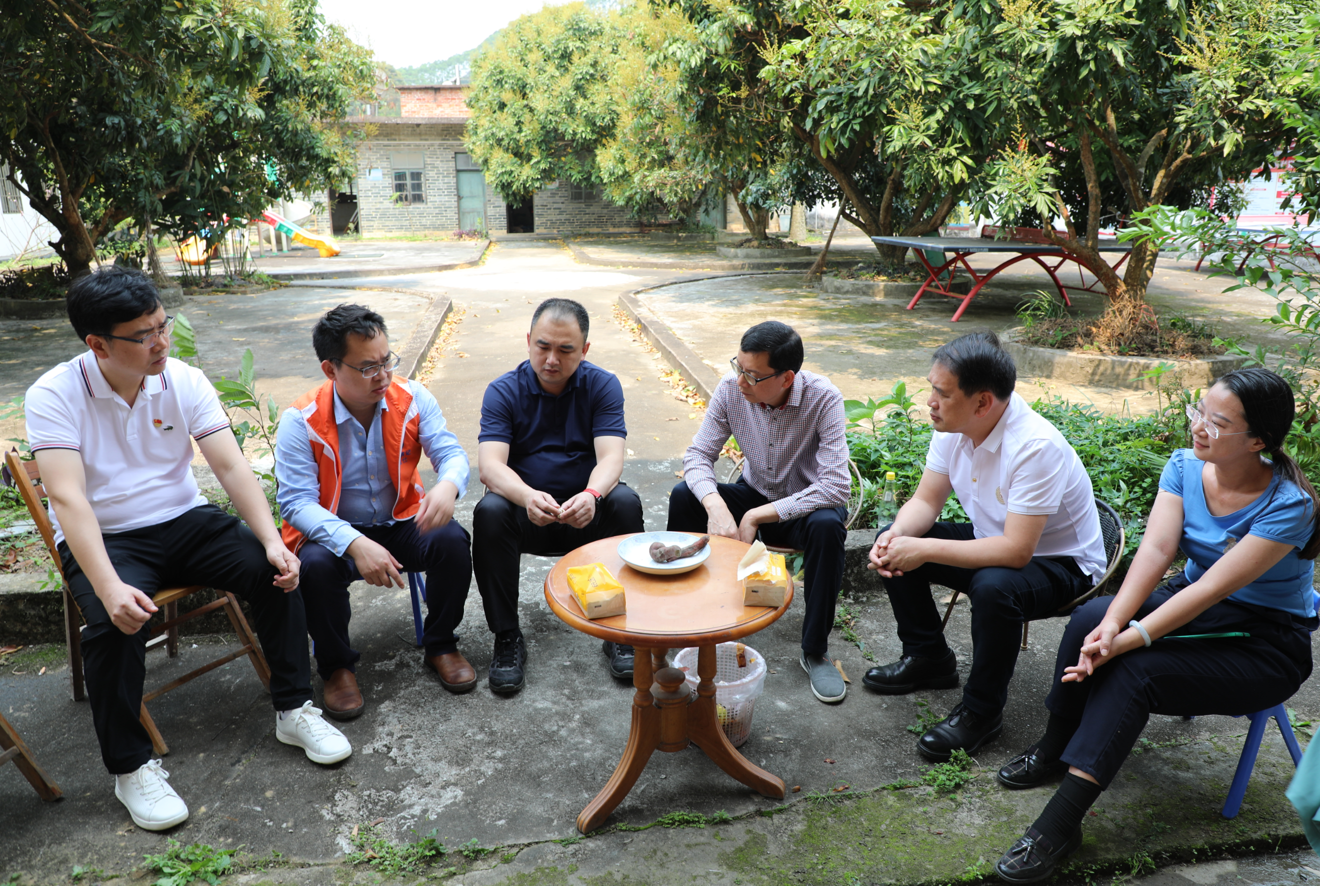 /QJ_770799251632.png 滕振旗与合源村第一书记罗植仕同志进行谈心淡话.png