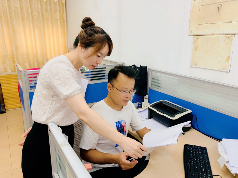 /QJ_713677237880.jpg 指导部门人员开展业务工作(拍摄:陈思彤).jpg