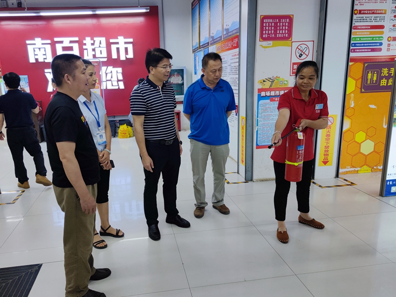 /QJ_639455117962.jpg 检查员工灭火器使用.jpg