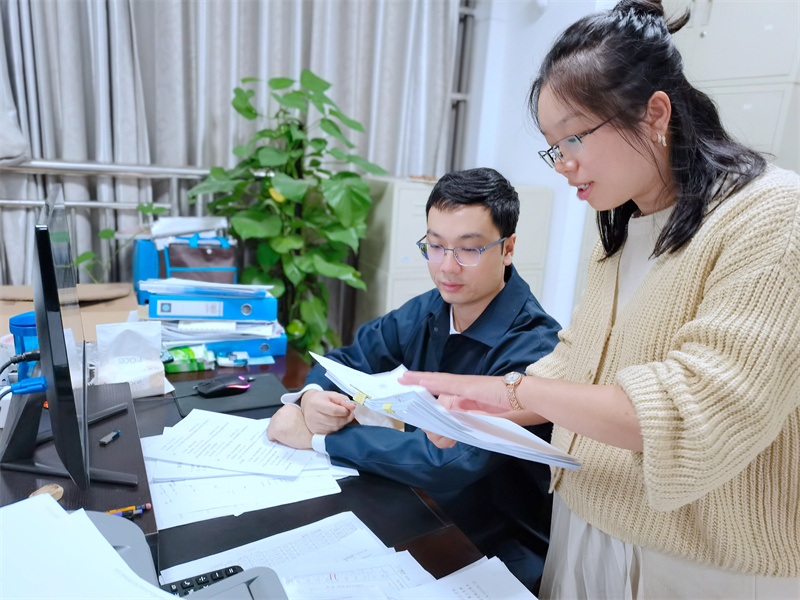 /QJ_742177126128.jpg 细心指导财务人员核查财务数据(陆美珍摄).jpg