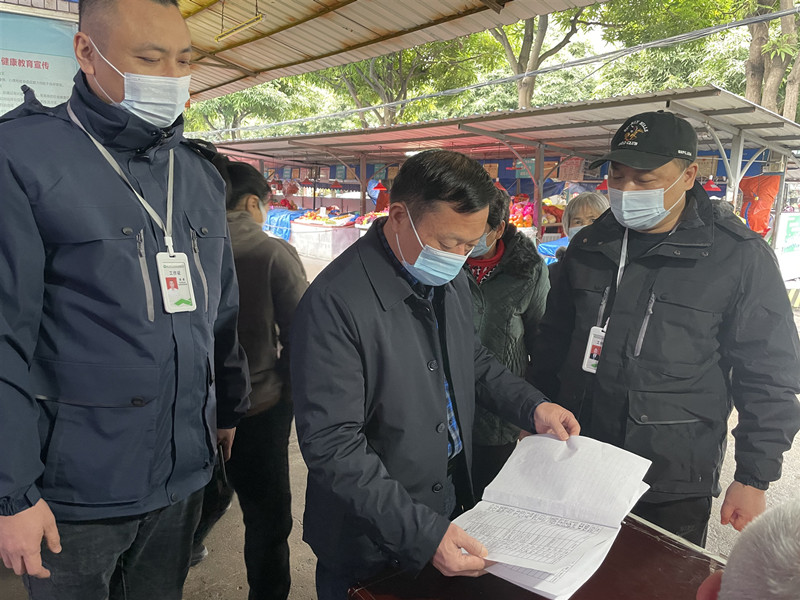 /QJ_212426576624.jpg 黄俏仟检查富源市场疫情防控情况(拍摄:焦洋).JPG