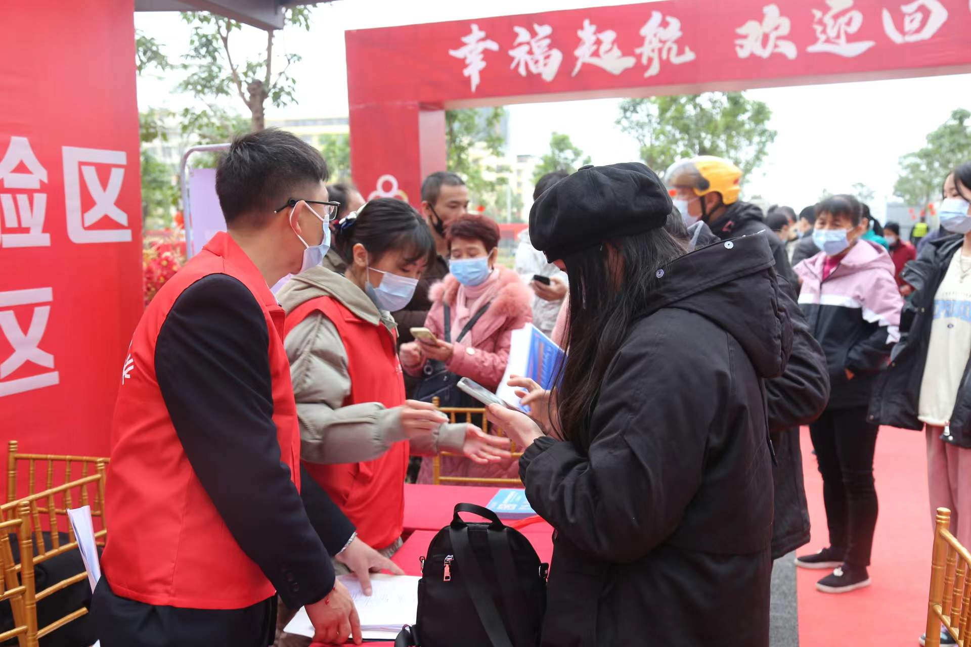 /QJ_127286572064.jpg 3 工作人员耐心细致为业主提供服务和讲解.jpg