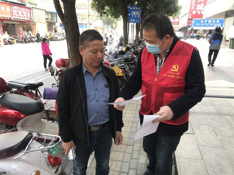 /QJ_690114220210.jpg 志愿者向市民发放宣传资料(拍摄:李晓明).jpg