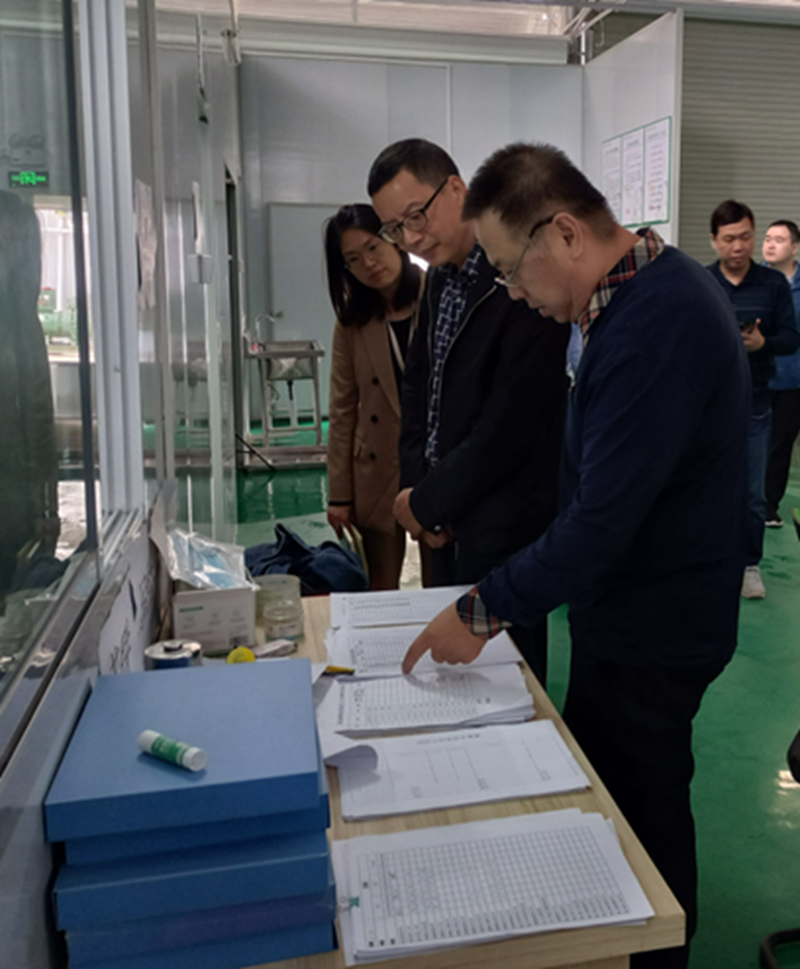 /QJ_488718537464.png 调研组检查基地员工健康管理台账情况.png