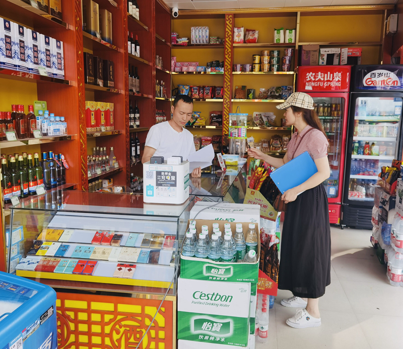 /QJ_713676207264.jpg 在实地勘察出租物业(拍摄:陈思彤).jpg