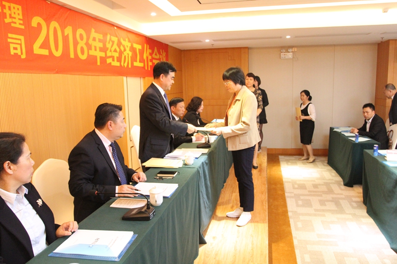 /QJ_282974937300.jpg 各部门、粮库向董事长黄国林递交2018年度经营业绩(工作目标)责任书和安全生产管理责任书。_副本.jpg