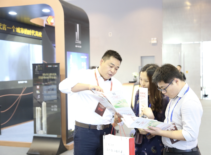 /QJ_351726128122.jpg 招商人员在给与会商家介绍邻家广场项目_副本.jpg