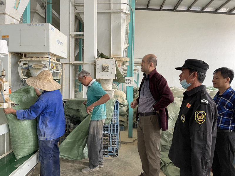 /QJ_763498610859.jpg 检查五象粮库大米加工车间统糠粉尘管理措施落实情况(拍摄:陈钊).jpg