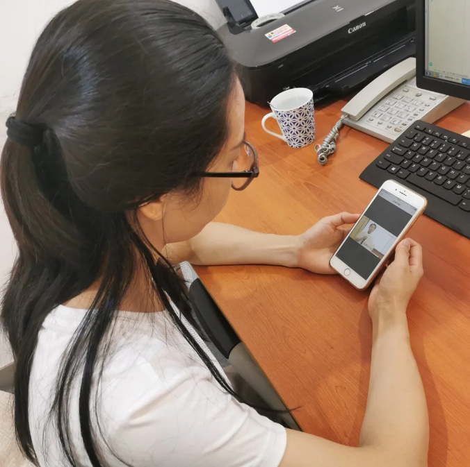 /QJ_031349881102.png C7(中国)文体公司党支部党员通过手机观看直播.png