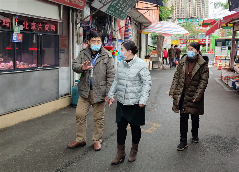 /QJ_507799441172.jpg 公司纪委书记朱方红检查五里亭市场疫情防控工 (拍摄:邓惠凤).jpg