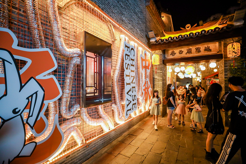 /QJ_633824445916.jpg 现代感主题的灯饰装点街区.JPG