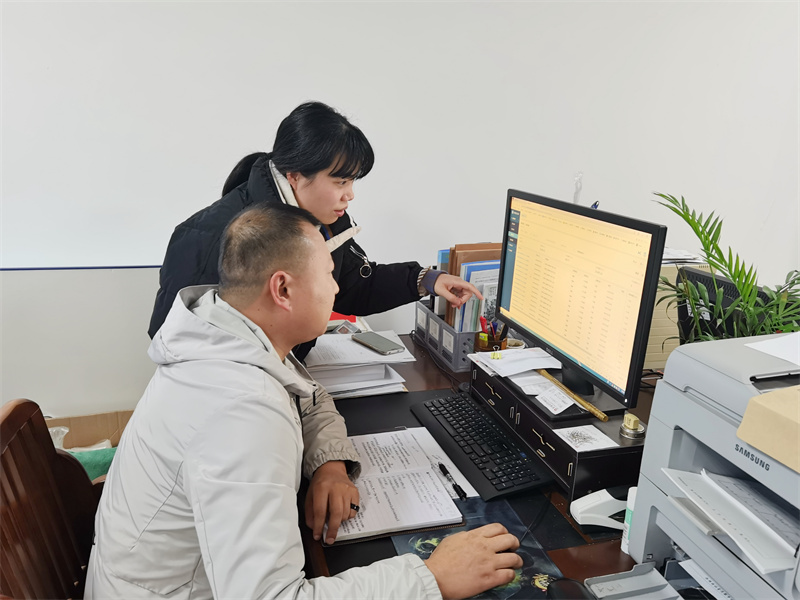 /QJ_352689727849.jpg 研究分析平台搭建数据和板块(陈华萍 摄).jpg