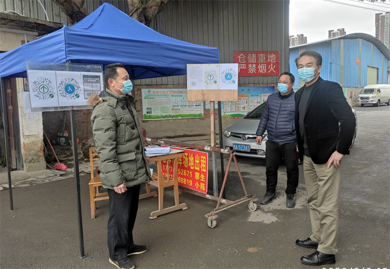 /QJ_507802914825.jpg 公司顾问郑国庆检查储运仓库疫情防控工作 (拍摄:韦雨波).jpg