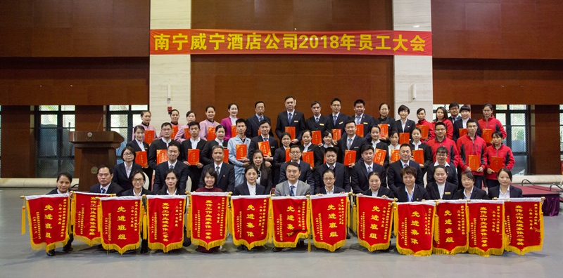 /QJ_635126570001.jpg 公司领导与获奖集体、个人合影_副本.jpg