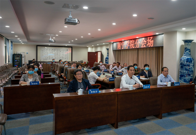 /QJ_931997962320.jpg 李栋学校长作《深化产教融合 持续提升应用型人才培养质量》主题发言.jpg