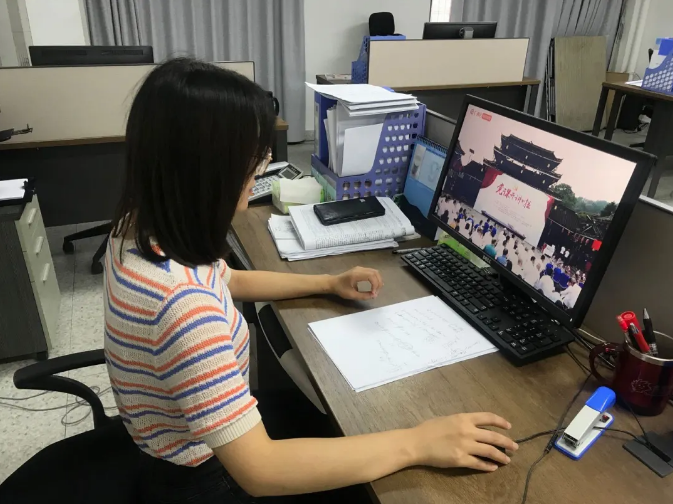 /QJ_031346803171.png C7(中国)房地产公司项目公司党支部党员观看直播.png