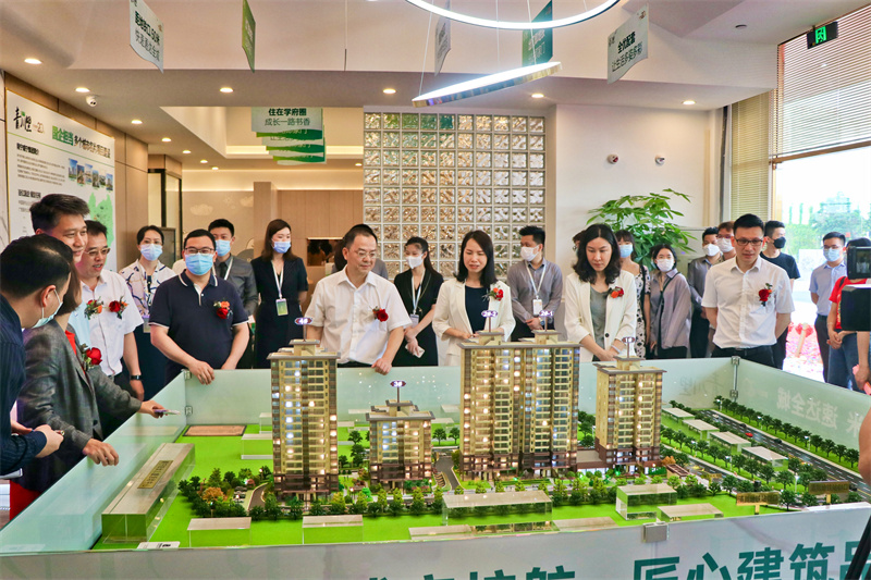 /QJ_277194145416.jpg 参观项目沙盘.jpg