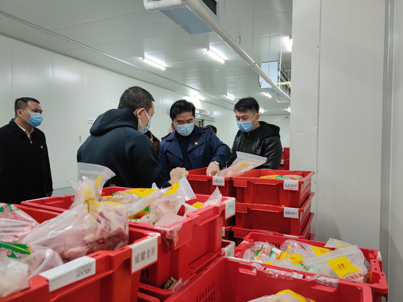 /QJ_273059890462.jpg 现场了解食材存储情况(饶洁时).jpg