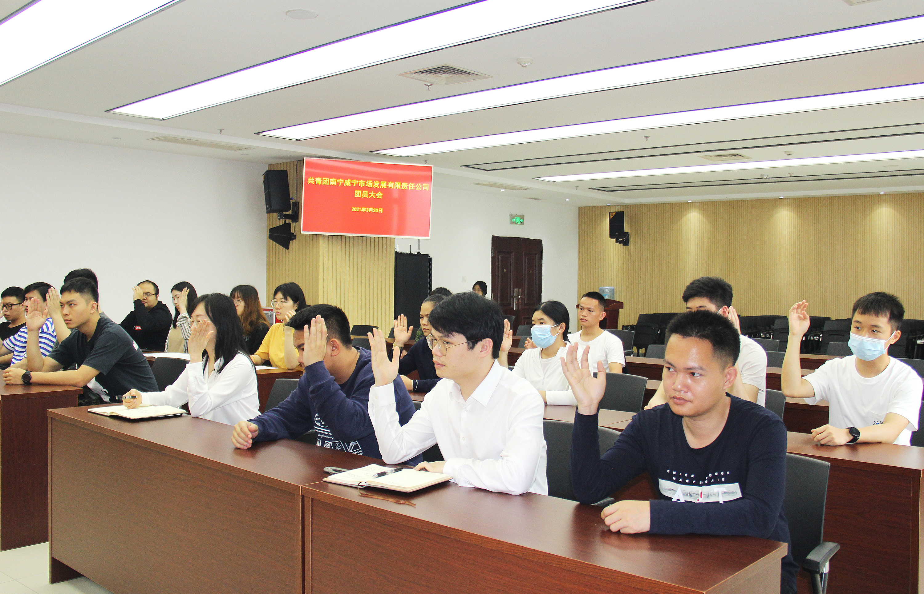 /QJ_727243767394.jpg 举手表决现场(拍摄:柒红).JPG