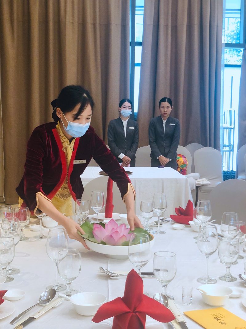 /QJ_175610926371.jpg 中餐宴会摆台1.jpg