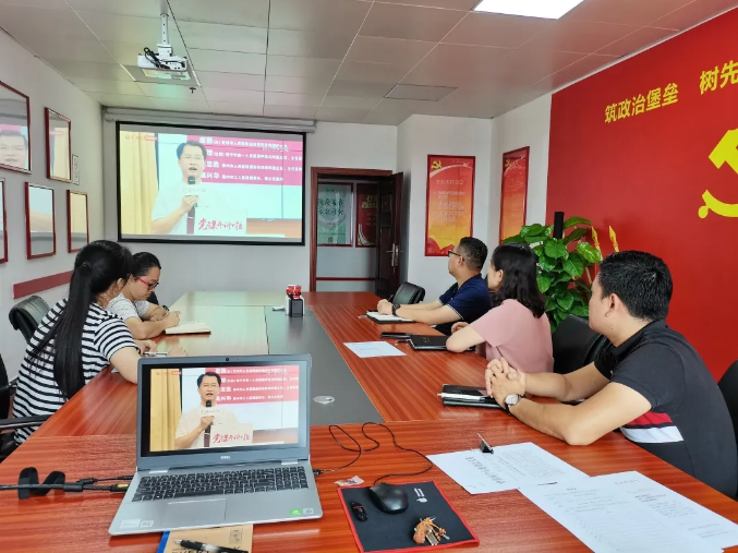 /QJ_031356746149.png 融达小贷公司党支部党员观看现场.png