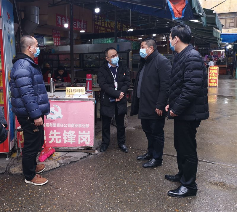 /QJ_507798182193.jpg 公司副总经理韦洲民检查和平商场疫情防控工作 (拍摄:何军).jpg