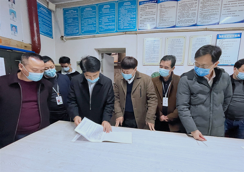 /QJ_239083073890.jpg 检查组查看安全生产工作台账(拍摄:梁恒龙)_副本.jpg