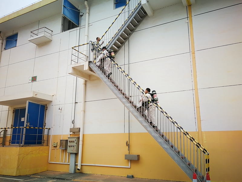 /QJ_774661312852.jpg 有序进入仓库进行熏蒸(拍摄:陈钊).jpg