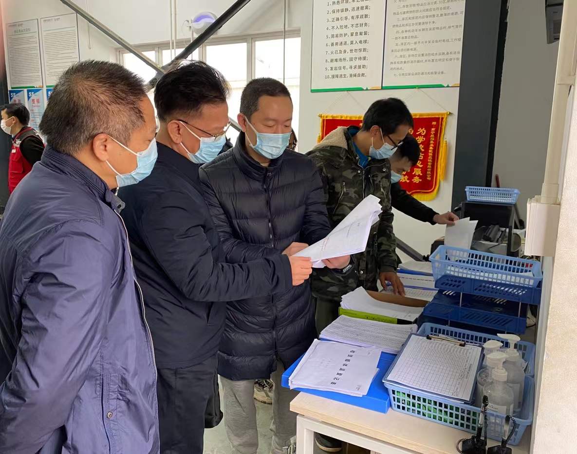 /QJ_135064081503.jpg 实地查看疫情防控工作台账.jpg
