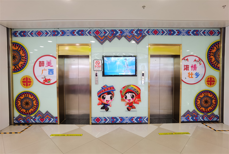 /QJ_981650442908.jpg 百货朝阳店电梯口“三月三”装饰.jpg