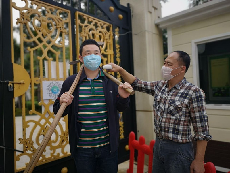 /QJ_409359875584.jpg 植树前做好体温检测工作_副本.jpg