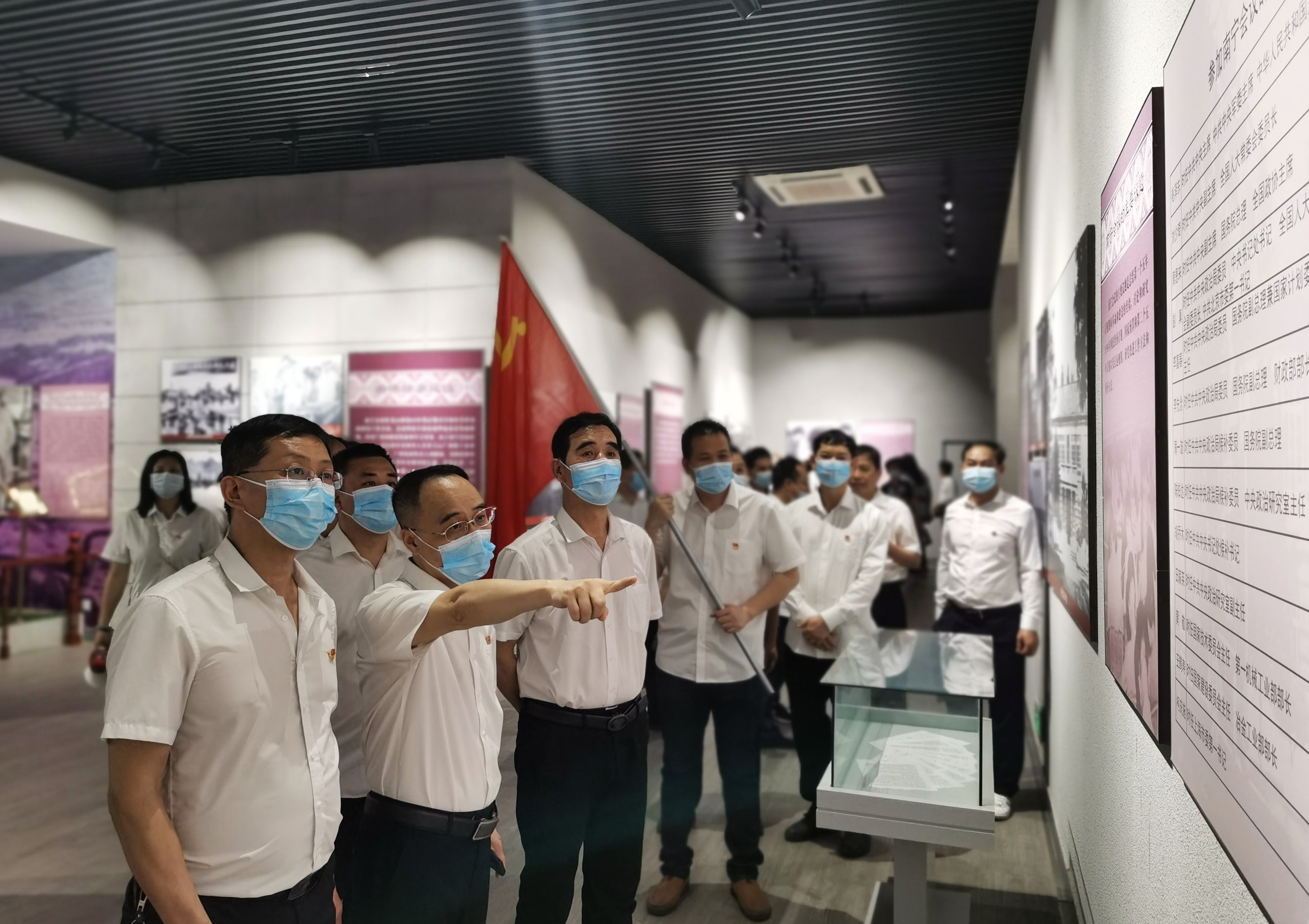 /QJ_787972590699.jpg 党员参观毛主席接见广西各族人民纪念馆(拍摄:刘艺).jpg