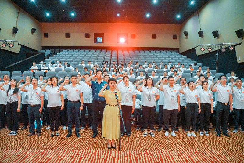 /QJ_574526118680.jpg 全体党员重温入党誓词.jpg