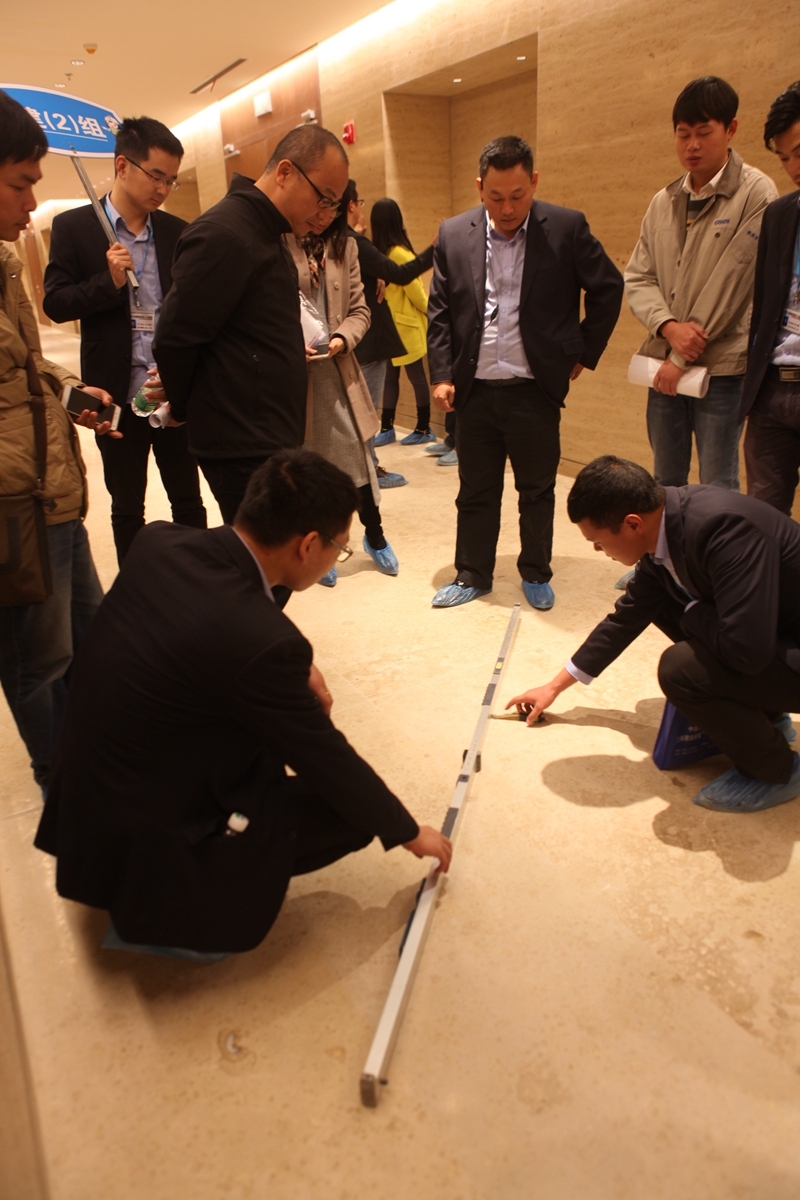 /QJ_367225206818.jpg 实测实量小组正进行测量(李倩雯图)_副本.jpg