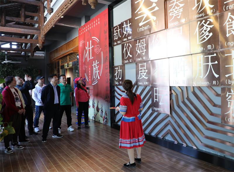 /QJ_689789880640.jpg 1.参观五彩壮乡民俗非遗馆(杨光摄).jpg