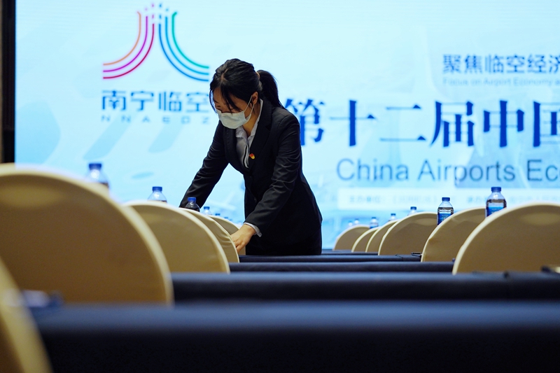 /QJ_157920207381.jpg 精心布置会场.jpg