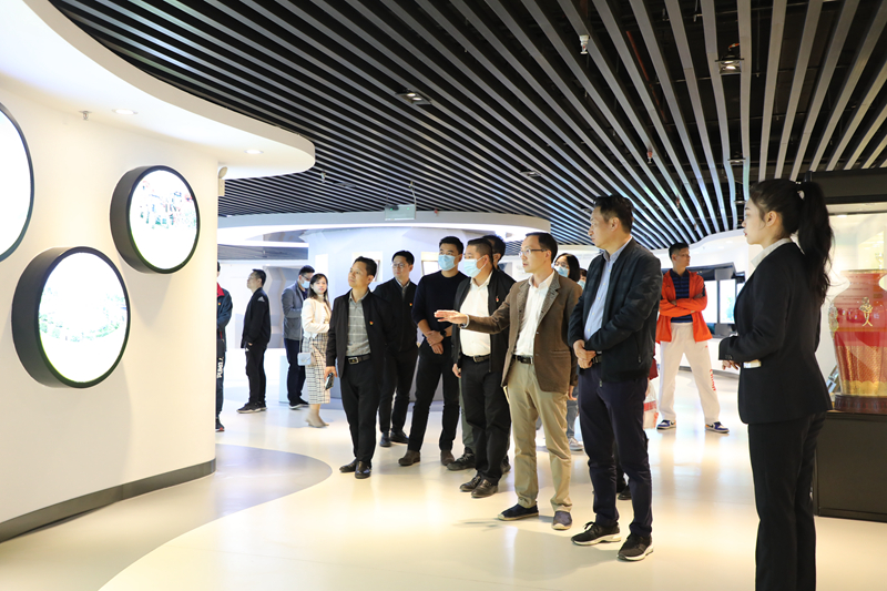 /QJ_859226140318.jpg 参观企业文化展厅.JPG